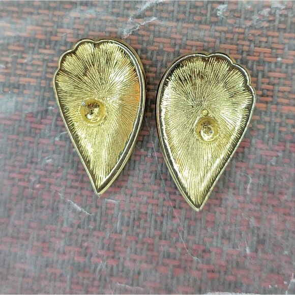 Vintage Tear Drop Red Enamel & Golden Trim Earrings. - Picture 5 of 8